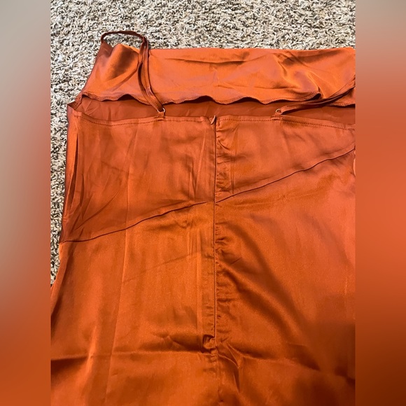 Satin dress with leg slit - Picture 4 of 5